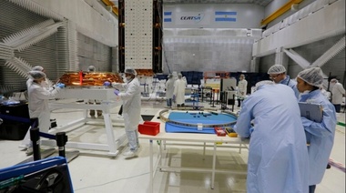 Alberto firmó un convenio para la fabricación de radares 3D