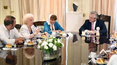 Homenajean a las Abuelas y Madres de Plaza de Mayo por 45 años de lucha