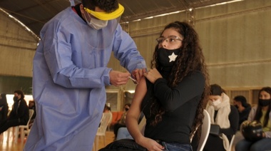 Comenzarán a vacunar a adolescentes con Moderna en Argentina