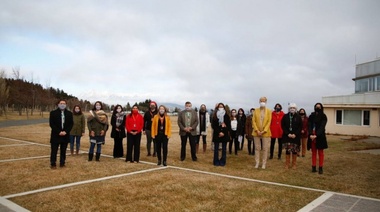 Elizabeth Gómez Alcorta firmó un convenio con Invap y se reunió con organizaciones de Bariloche