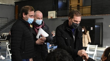 Garro acompañó a Santilli y Bullrich en encuentro con vecinos y recorrida por el centro de Calle 12