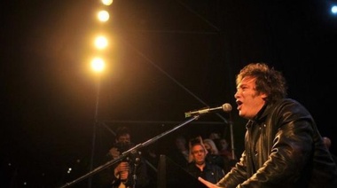 Javier Milei recargado, cantó un tema de La Renga y prometió "destruir el Banco Central y eliminar para siempre el impuesto inflacionario"