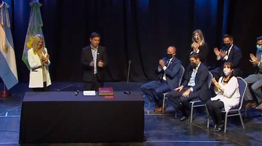 Kicillof tomó juramento a los ministros y los invitó a ser parte de "un gabinete militante"