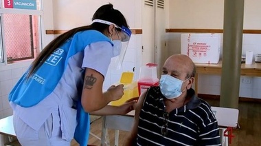 Comenzó la aplicación de la tercera dosis a mayores de 50 años vacunados con Sinopharm