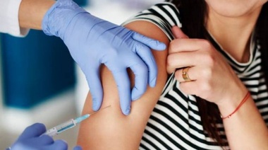 Evalúan actualizar las vacunas por la variante Omicrón