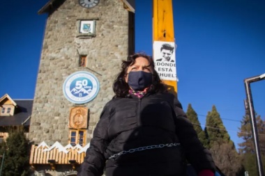 Trabajadora hotelera se encadenó en el Centro Cívico de Bariloche