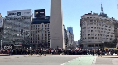 Organizaciones sociales y partidos de izquierda se concentran en el Obelisco contra el FMI