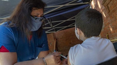 A un mes del inicio de clases, el gobierno apuesta a avanzar con la "vacunación escolar"