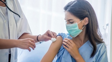 Liberan la tercera dosis para los mayores de 30 años