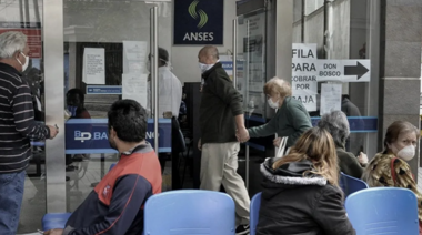 El Gobierno prepara un bono para los jubilados y AUH