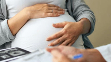 Presentan un proyecto para extender las licencias por maternidad y paternidad