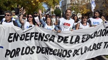 Docentes paran y marchan por mejoras salariales