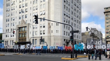 Movimientos sociales reclaman "trabajo genuino y mayor asistencia" frente al Ministerio de Desarrollo