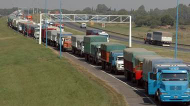 El Gobierno incrementa 16% la tarifa de referencia del transporte de cargas