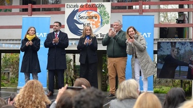 Malena Galmarini participó de la entrega de antenas de transmisión terrestre y televisores para escuelas del Delta de Tigre junto a ARSAT