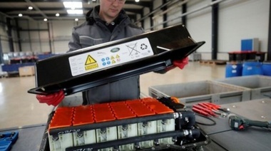 Alberto Fernández visita la fábrica de litio UniLib