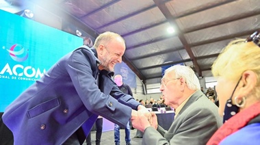 Insaurralde y Ambrosini entregaron tablets de ENACOM a adultos mayores de Lomas 