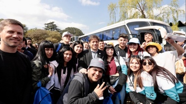 Kicillof despidió a un nuevo contingente de jóvenes en su viaje de fin de curso