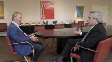 Fernández firma el contrato para desarrollar el satélite Tronador II