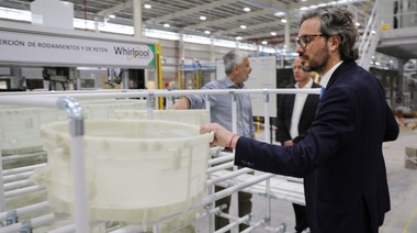Cafiero visitó la planta de Whirlpool en Pilar que planifica exportar por 50 millones de dólares