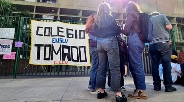 Estudiantes secundarios movilizan a la Jefatura de Gobierno