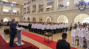 Fernández encabezó la ceremonia de egreso de las Fuerzas Armadas