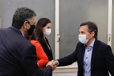 Transporte continúa las negociaciones por el traspaso de 32 líneas de colectivos