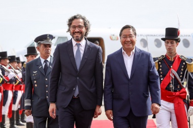 El presidente de Bolivia llegó al país y fue recibido por el canciller Cafiero