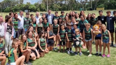 Fernández anuncia la construcción de una cancha de hockey en Miramar