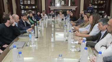 Kicillof inicia la discusión paritaria con los estatales y los docentes