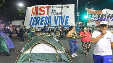 Organizaciones piqueteras mantienen el acampe sobre la avenida 9 de Julio