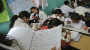 Firman un convenio para que más escuelas bonaerenses incorporen una hora más de clase por día