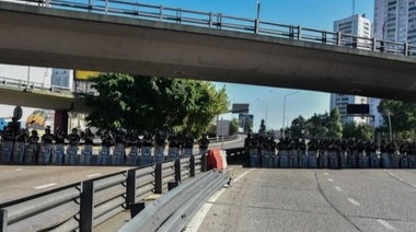 Unidad Piquetera corta el tránsito en el Puente Pueyrredón