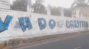 Tras la carta de Cristina, aparecieron pintadas por Wado en el Conurbano 