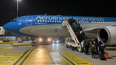 El vuelo de Aerolíneas que trae a evacuados de Israel despegó de Roma y llega mañana a las 8