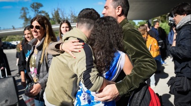 Regreso Seguro: llegó al país el vuelo de Aerolíneas Argentinas con los primeros repatriados de Israel