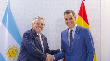 Alberto Fernández felicitó a Pedro Sánchez por su reelección como presidente del gobierno español