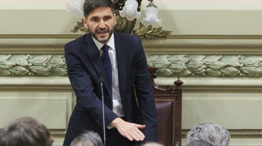 Maximiliano Pullaro juró como gobernador en Santa Fe y prometió "un gobierno de acción"