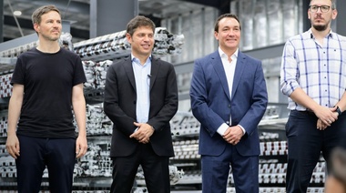 Kicillof anunció nuevos créditos y aseguró que "el ajuste perjudica al pueblo, no a un gobernador"