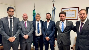 En su debut como diputado, Esper se cambió de bancada y lo retaron por leer en el recinto