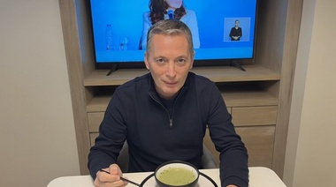 Intendente del conurbano se fotografió con CFK detrás: "Otra vez sopa"