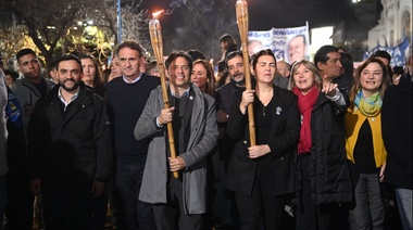 Kicillof participó de la Marcha de Antorchas en homenaje a Eva Perón