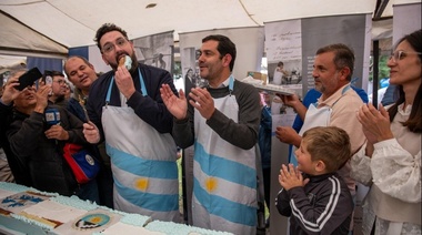 Dolores vive la Fiesta de la Torta Argentina con una torta de 450 kilos y Damián Betular como embajador