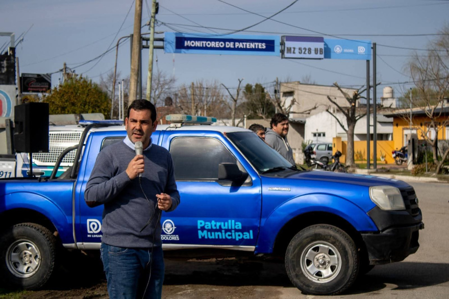 Dolores: García inauguró cabinas, presentó lectores de patentes y entregó móviles para la policía