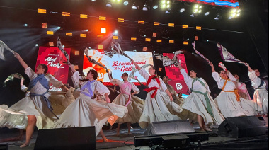 Multitudinario inicio: el color y la alegría de Los Tekis en la apertura de la Fiesta Nacional de la Guitarra 